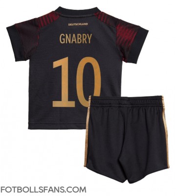 Tyskland Serge Gnabry #10 Replika Bortatröja Barn VM 2022 Kortärmad (+ Korta byxor)